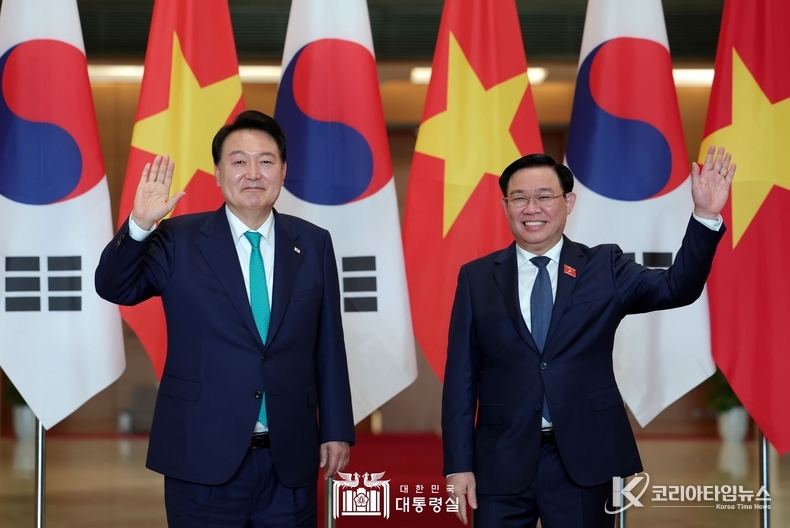 6월 23일 윤석열 대통령은 브엉 딩 후에(Vuong Dinh Hue) 베트남 국회의장과 면담을 가졌다.