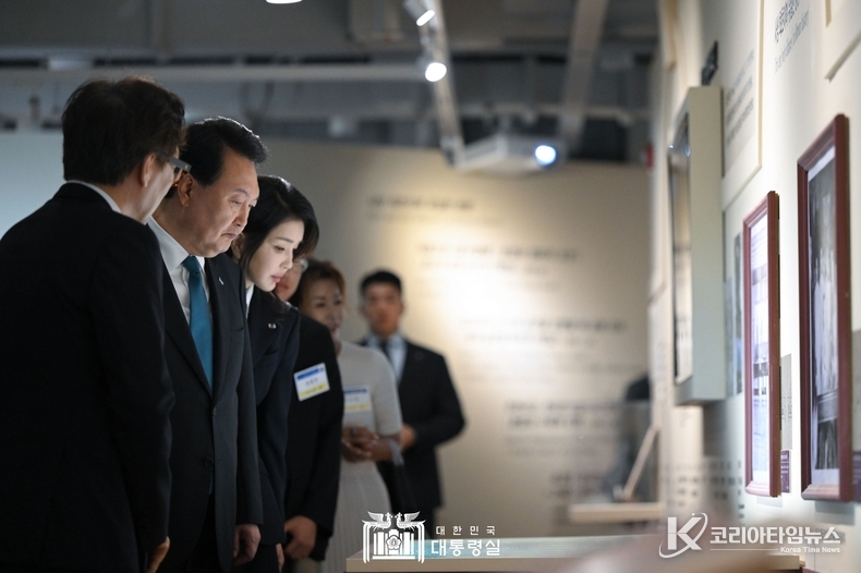 6월 25일 윤석열 대통령 부부는 한미동맹 70주년 특별전을 관람했다.ㅡ