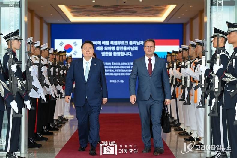 7월 25일 윤석열 대통령은 자비에 베텔(Xavier Bettel) 룩셈부르크 총리와 면담을 갖고, 레옹 모아옝(Léon Moyen) 룩셈부르크 생존 한국전 참전용사와 환담했다.