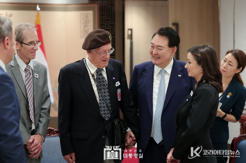 7월 25일 윤석열 대통령은 자비에 베텔(Xavier Bettel) 룩셈부르크 총리와 면담을 갖고, 레옹 모아옝(Léon Moyen) 룩셈부르크 생존 한국전 참전용사와 환담했다.