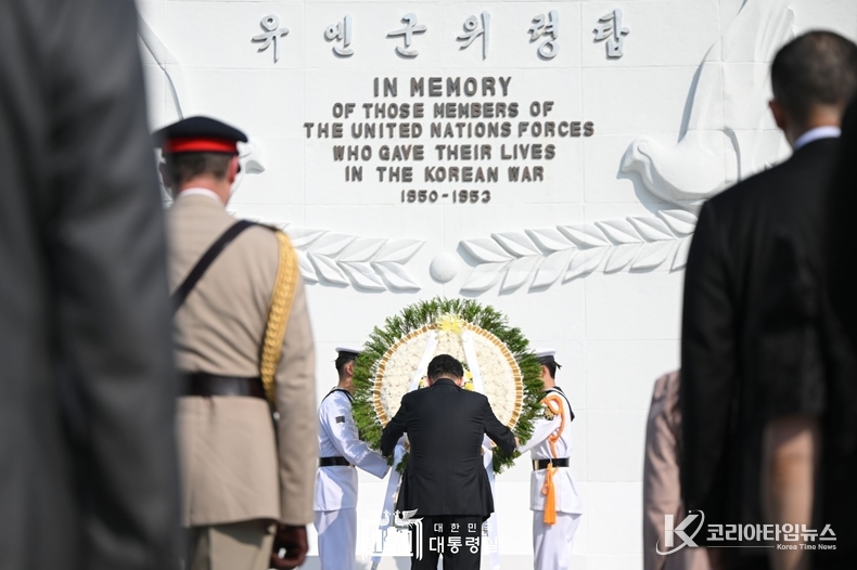 7월 27일 윤석열 대통령 부부는 부산 유엔기념공원을 찾아 참배했다.