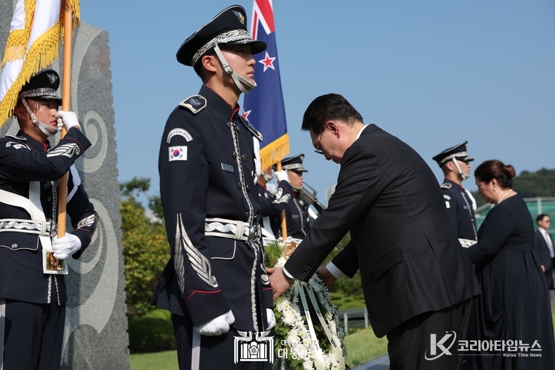 7월 27일 윤석열 대통령 부부는 부산 유엔기념공원을 찾아 참배했다.