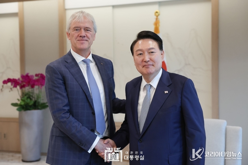 7월 28일 윤석열 대통령은 네덜란드 ASML社의 피터 베닝크(Peter Wennink) 회장(CEO)을 접견했다.