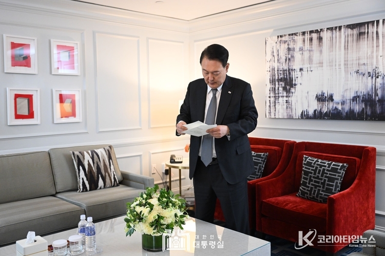 8월 18일 윤석열 대통령은 바이든 대통령 부부로부터 故 윤기중 교수의 별세를 애도하는 조화와 메시지를 받았다.