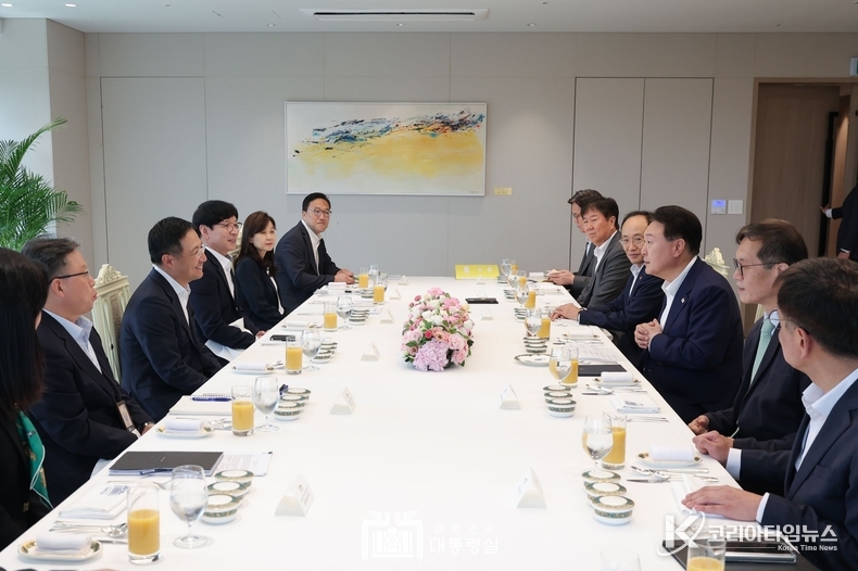 8월 25일 윤석열 대통령은 거시경제 전문가 오찬 감담회에 참석했다.
