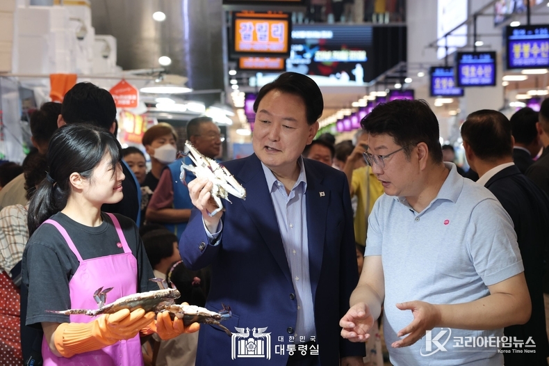 8월 31일 윤석열 대통령은 노량진 수산시장에 방문하여 상인들을 격려하고 오찬을 가졌다.