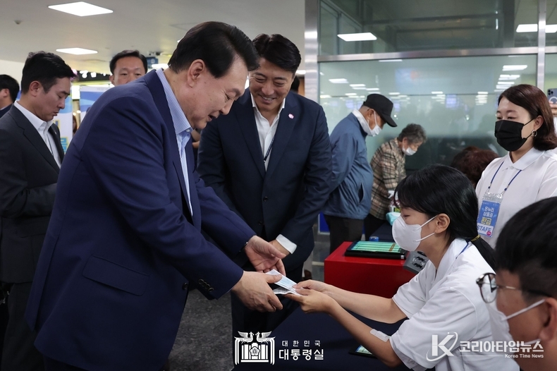 8월 31일 윤석열 대통령은 노량진 수산시장에 방문하여 상인들을 격려하고 오찬을 가졌다.