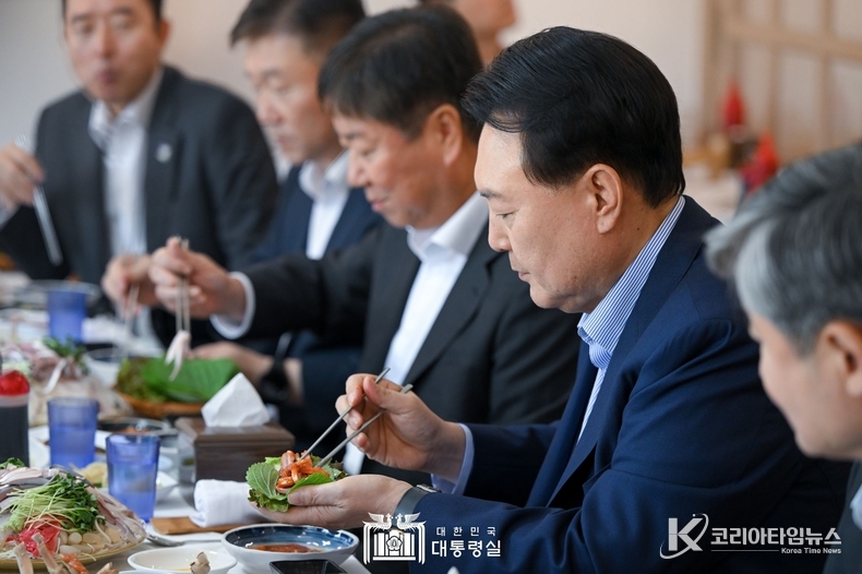8월 31일 윤석열 대통령은 노량진 수산시장에 방문하여 상인들을 격려하고 오찬을 가졌다.
