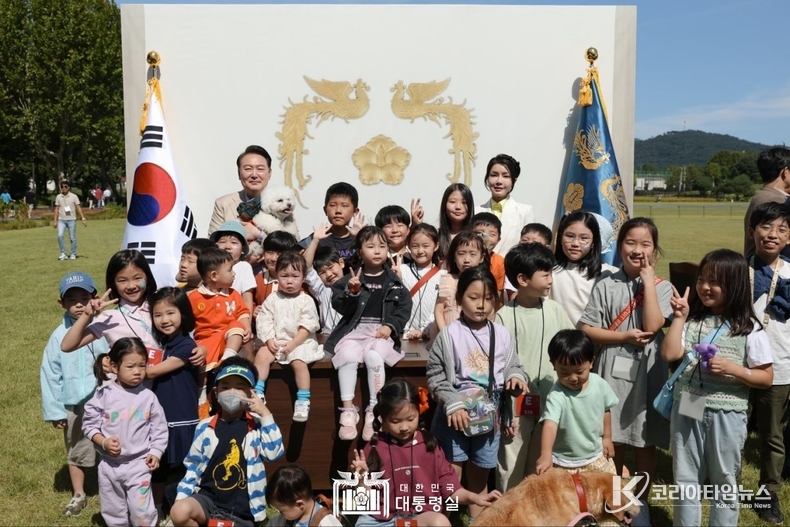 9월 24일 윤석열 대통령 부부는 서울 용산어린이정원에서 운영 중인 팔도장터를 방문하였다.