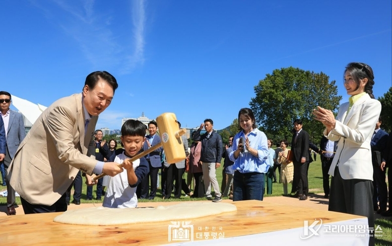 9월 24일 윤석열 대통령 부부는 서울 용산어린이정원에서 운영 중인 팔도장터를 방문하였다.