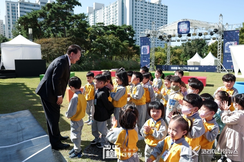 10월 5일 윤석열 대통령은 한글 주간 계기 국립한글박물관 깜짝 방문하였다.