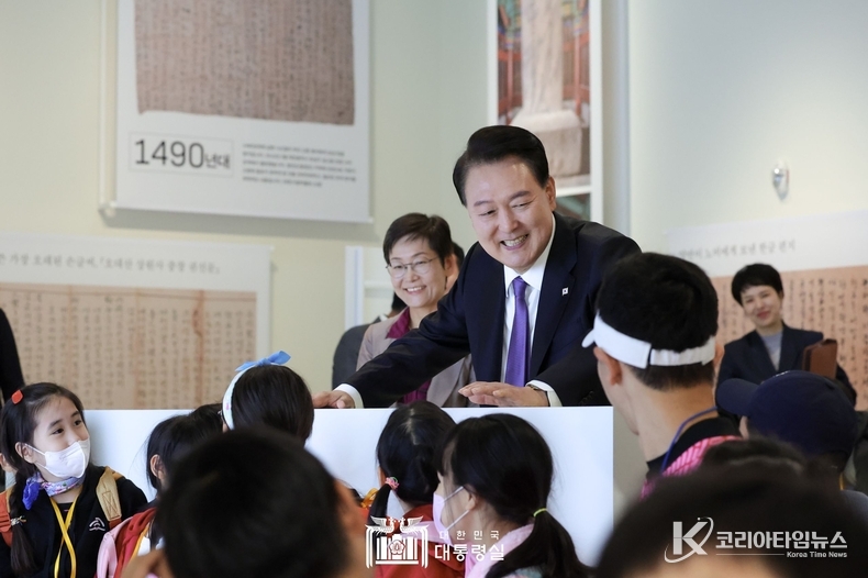 10월 5일 윤석열 대통령은 한글 주간 계기 국립한글박물관 깜짝 방문하였다.