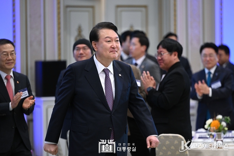 10월 12일 윤석열 대통령은 청와대 영빈관에서 ‘청년 화이트해커와의 대화’ 행사에 참석했다.