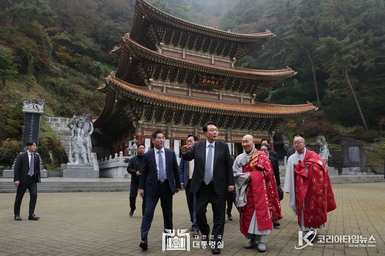10월 19일 윤석열 대통령은 천태종의 본산인 구인사를 방문해 종정 도용스님을 예방하고, 국가와 국민의 평안을 기원했다.