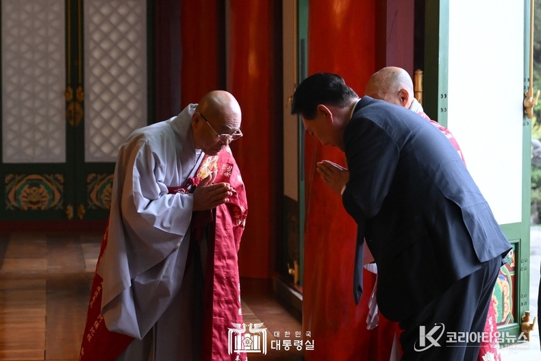 10월 19일 윤석열 대통령은 천태종의 본산인 구인사를 방문해 종정 도용스님을 예방하고, 국가와 국민의 평안을 기원했다.