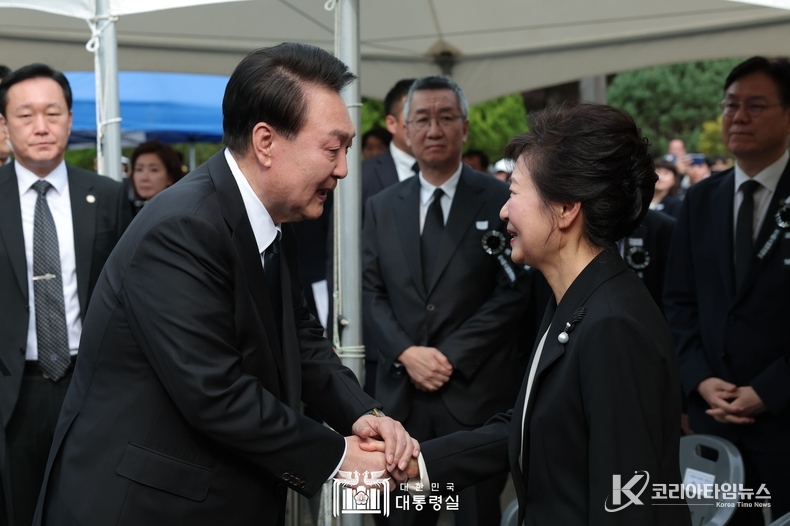 10월 26일 윤석열 대통령은 박정희 前 대통령 44주기 추도식에 참석하였다. 