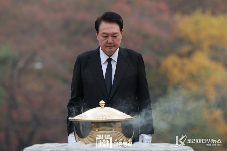 10월 26일 윤석열 대통령은 박정희 前 대통령 44주기 추도식에 참석하였다. 