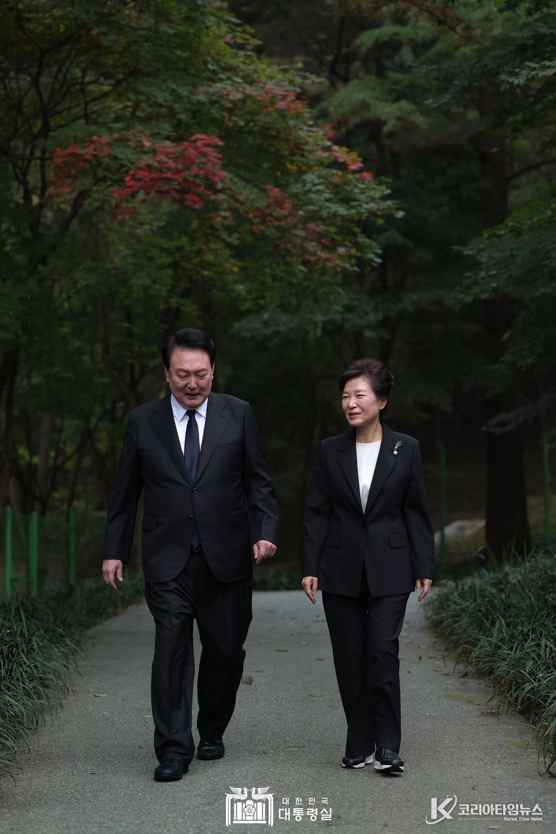 10월 26일 윤석열 대통령은 박정희 前 대통령 44주기 추도식에 참석하였다. 