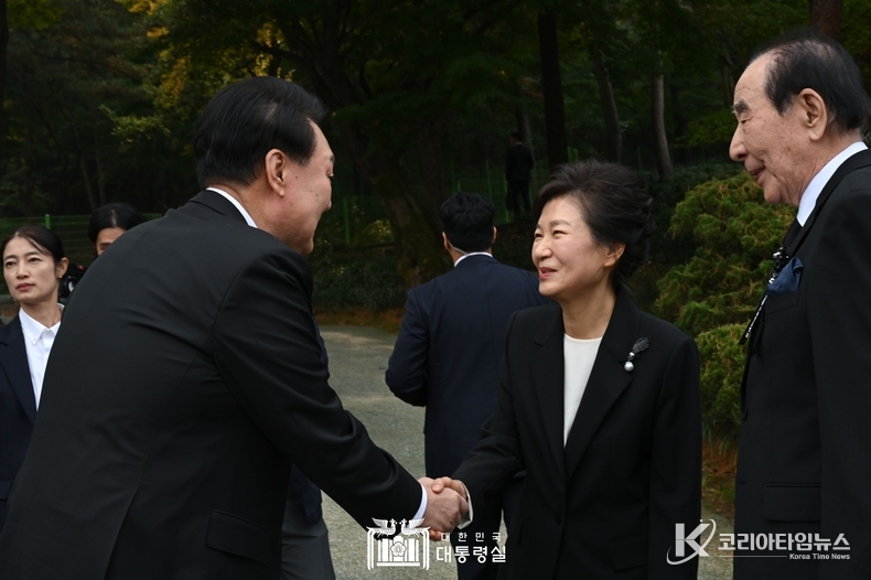 10월 26일 윤석열 대통령은 박정희 前 대통령 44주기 추도식에 참석하였다. 