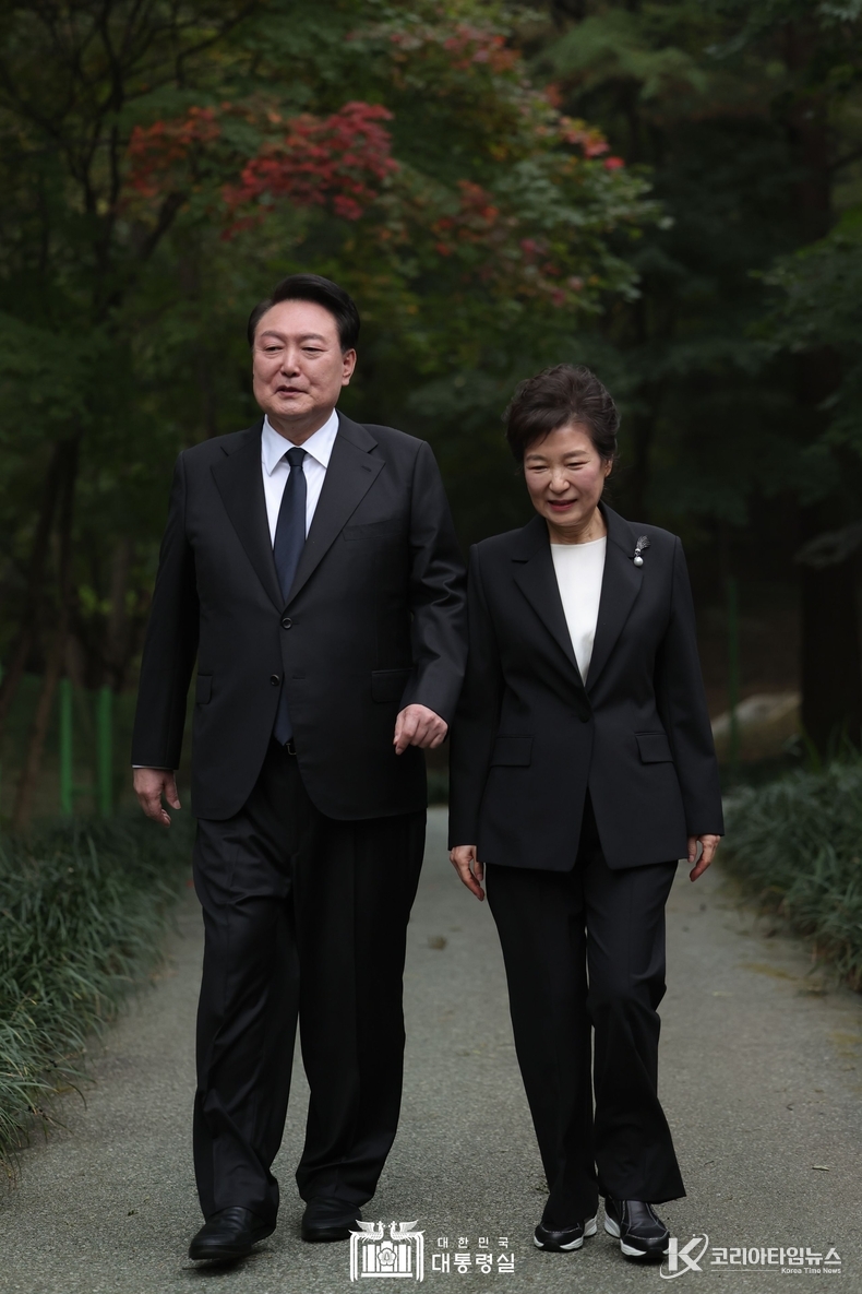 10월 26일 윤석열 대통령은 박정희 前 대통령 44주기 추도식에 참석하였다. 