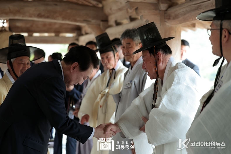 10월 27일 윤석열 대통령은 경북 안동 병산서원에서 열린 유림 간담회에 참석하였다.