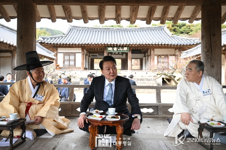10월 27일 윤석열 대통령은 경북 안동 병산서원에서 열린 유림 간담회에 참석하였다.