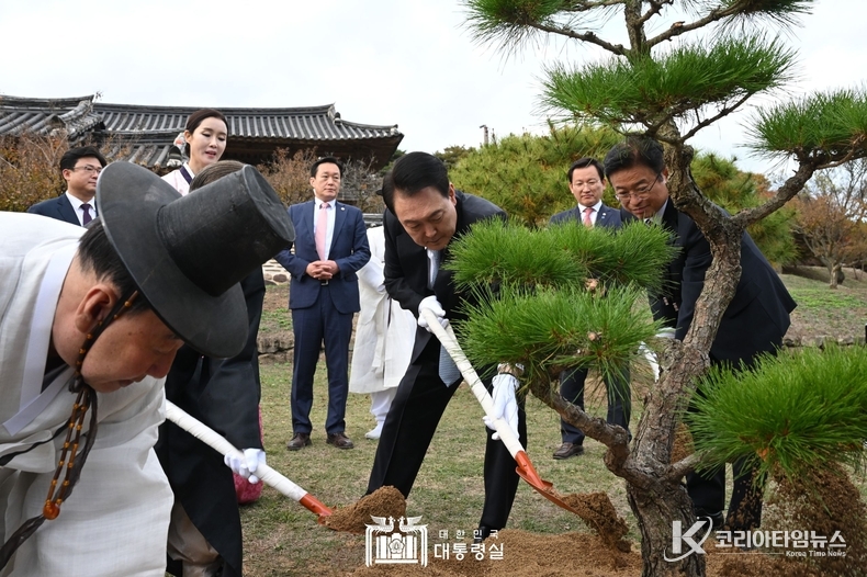 10월 27일 윤석열 대통령은 경북 안동 병산서원에서 열린 유림 간담회에 참석하였다.