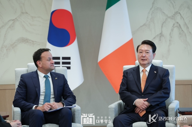 11월 3일 윤석열 대통령은 레오 바라드카 아일랜드 총리와 한-아일랜드 정상회담을 가졌다.