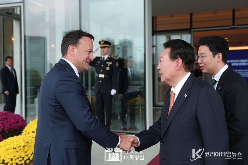 11월 3일 윤석열 대통령은 레오 바라드카 아일랜드 총리와 한-아일랜드 정상회담을 가졌다.