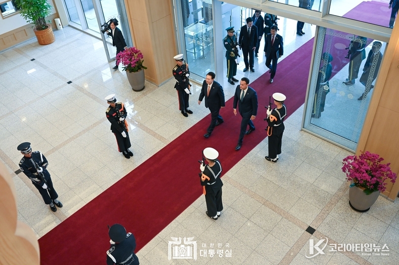 11월 3일 윤석열 대통령은 레오 바라드카 아일랜드 총리와 한-아일랜드 정상회담을 가졌다.