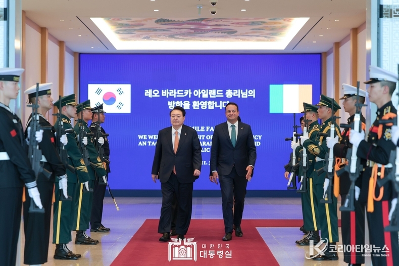 11월 3일 윤석열 대통령은 레오 바라드카 아일랜드 총리와 한-아일랜드 정상회담을 가졌다.
