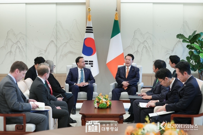11월 3일 윤석열 대통령은 레오 바라드카 아일랜드 총리와 한-아일랜드 정상회담을 가졌다.