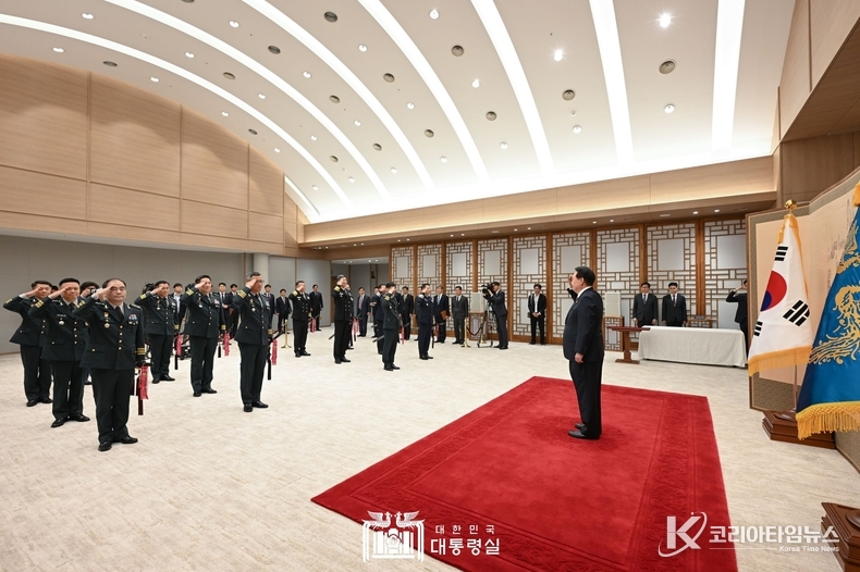 11월 6일 윤석열 대통령은 중장 진급·보직 신고 및 삼정검 수치 수여식을 가졌다.