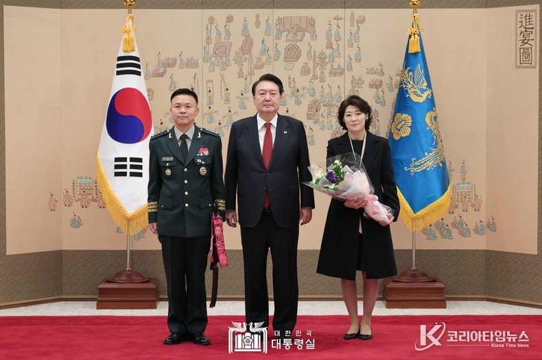 11월 6일 윤석열 대통령은 중장 진급·보직 신고 및 삼정검 수치 수여식을 가졌다.