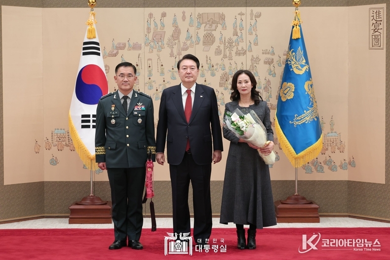 11월 6일 윤석열 대통령은 중장 진급·보직 신고 및 삼정검 수치 수여식을 가졌다.