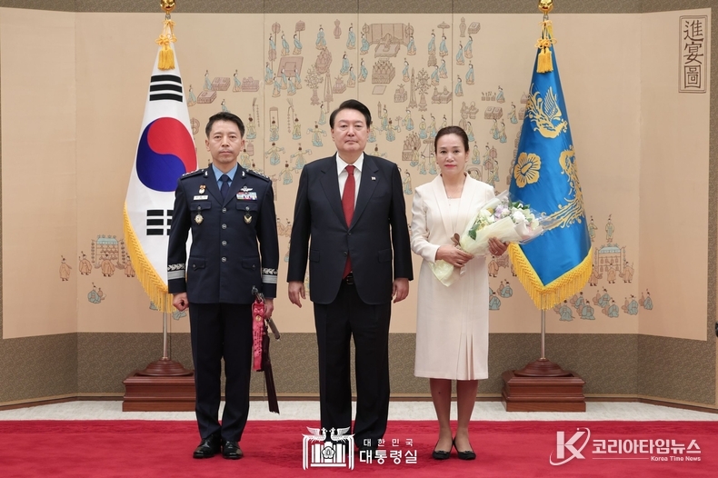 11월 6일 윤석열 대통령은 중장 진급·보직 신고 및 삼정검 수치 수여식을 가졌다.