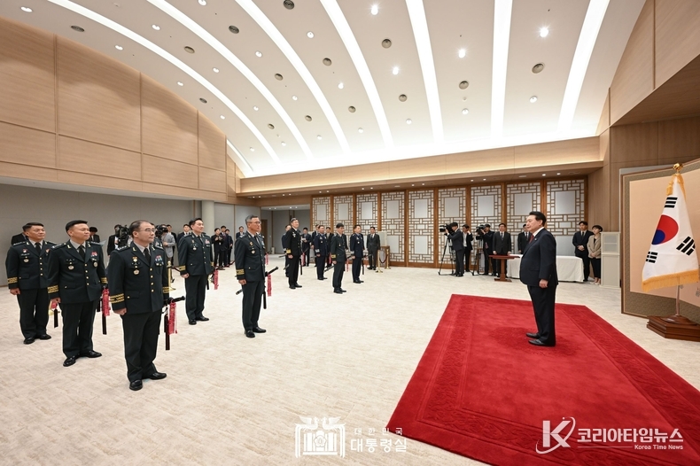 11월 6일 윤석열 대통령은 중장 진급·보직 신고 및 삼정검 수치 수여식을 가졌다.