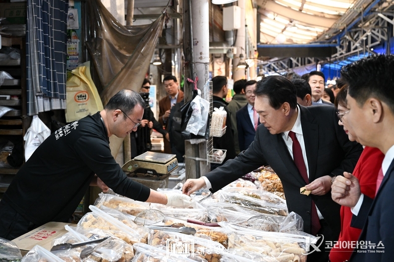 11월 7일 윤석열 대통령은 대구 칠성종합시장을 방문하였다. 
