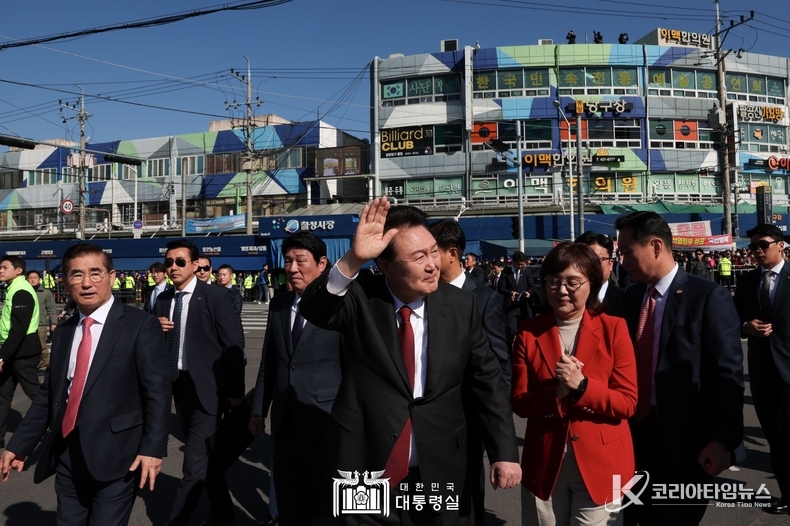11월 7일 윤석열 대통령은 대구 칠성종합시장을 방문하였다. 