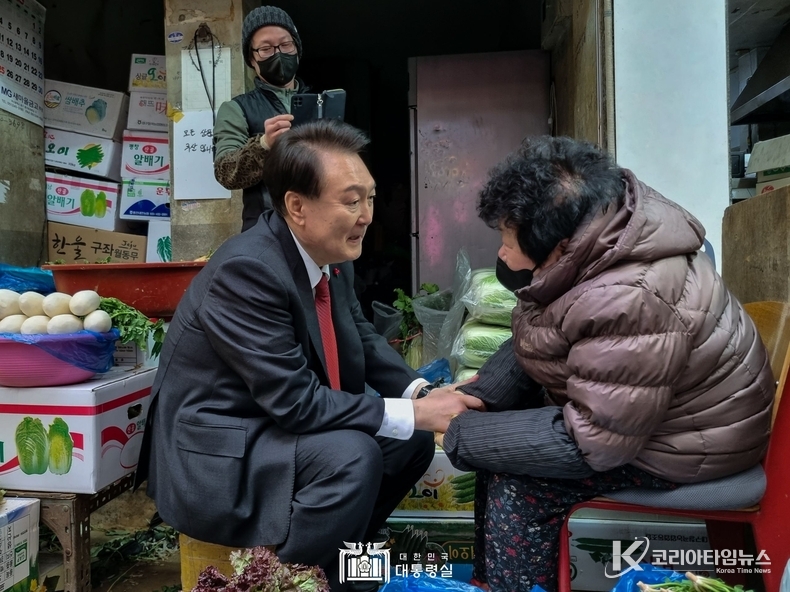 12월 6일 윤석열 대통령은 부산의 대표 전통시장인 국제시장 일원을 찾아 시민들과 소통하고 상인들을 격려했다.