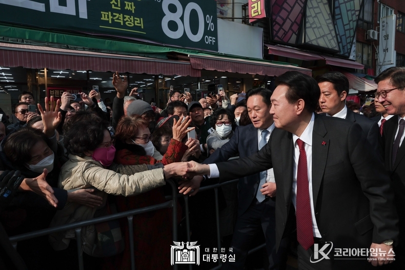 12월 6일 윤석열 대통령은 부산의 대표 전통시장인 국제시장 일원을 찾아 시민들과 소통하고 상인들을 격려했다.