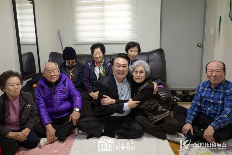 2월 7일 윤석열 대통령은 설 명절을 맞아 서울시 강북구에 있는 경로당을 방문해 어르신들에게 새해 인사를 드리고 미등록 경로당 이용 상황을 점검했다.