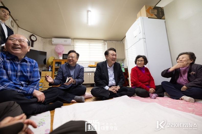 2월 7일 윤석열 대통령은 설 명절을 맞아 서울시 강북구에 있는 경로당을 방문해 어르신들에게 새해 인사를 드리고 미등록 경로당 이용 상황을 점검했다.