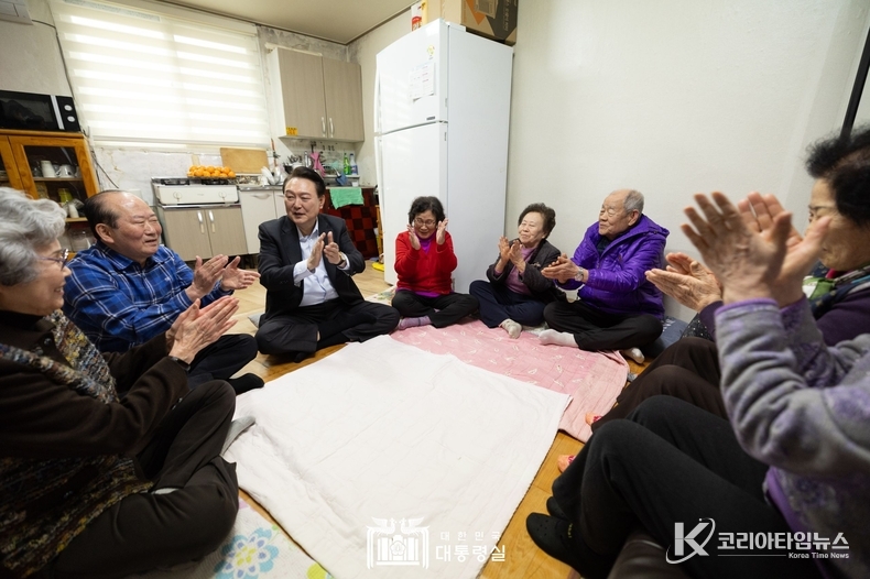 2월 7일 윤석열 대통령은 설 명절을 맞아 서울시 강북구에 있는 경로당을 방문해 어르신들에게 새해 인사를 드리고 미등록 경로당 이용 상황을 점검했다.