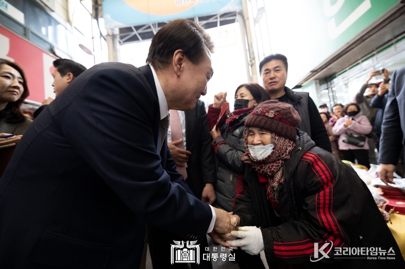 2월 22일 윤석열 대통령은 경남 지역 대표 전통시장인 마산어시장을 방문했다.