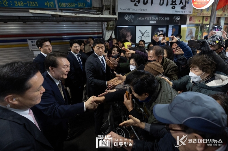 2월 22일 윤석열 대통령은 경남 지역 대표 전통시장인 마산어시장을 방문했다.