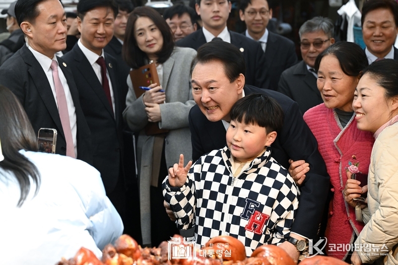 2월 22일 윤석열 대통령은 경남 지역 대표 전통시장인 마산어시장을 방문했다.