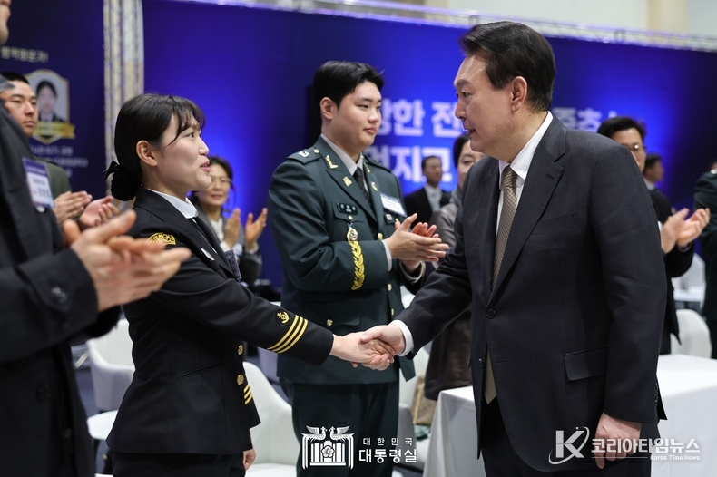 2월 28일 윤석열 대통령은 학군장교 임관식 종료 직후, 임관장교와 그 가족들을 격려하기 위해 마련한 ‘학군가족 간담회’에 참석했다.