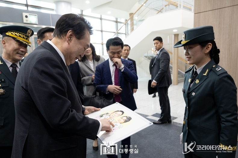 2월 28일 윤석열 대통령은 학군장교 임관식 종료 직후, 임관장교와 그 가족들을 격려하기 위해 마련한 ‘학군가족 간담회’에 참석했다.