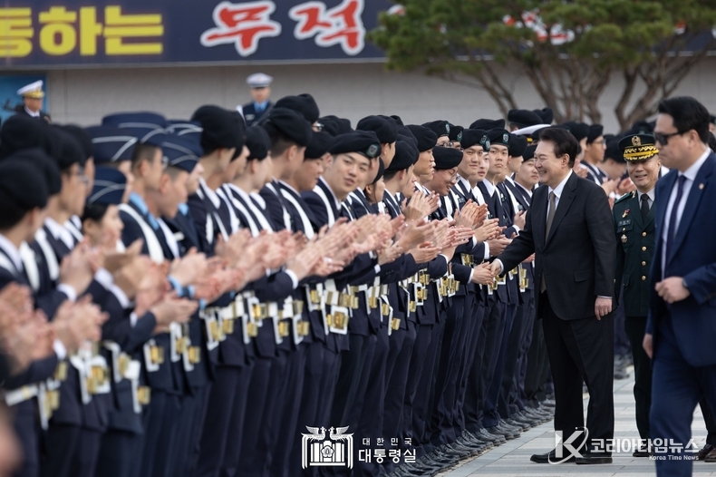 2월 28일 윤석열 대통령은 학군장교 임관식 종료 직후, 임관장교와 그 가족들을 격려하기 위해 마련한 ‘학군가족 간담회’에 참석했다.